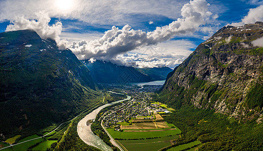 桑达尔索拉村位于桑达尔什尔登河开始时的德拉瓦河口美丽的自然挪威自然景观图片