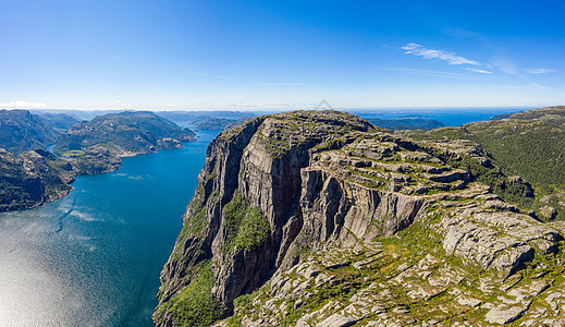 preikestolen或prekestolen,也被传教士的讲坛或讲坛岩石的英文译本所熟知,挪威福桑德费克的著名旅游景点图片