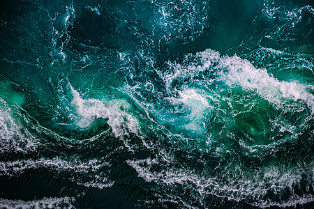 涨潮低潮时,河水大海的波浪互相相遇诺德兰,挪威的盐田漩涡图片