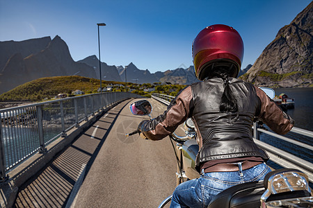 骑自行车的女孩骑挪威的路上图片