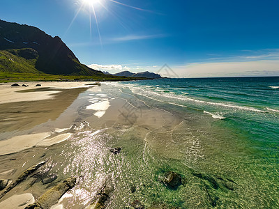 海滩掠夺岛挪威诺德兰县的个群岛以独特的风景而闻名,有戏剧性的山脉山峰,开阔的大海庇护的海湾,海滩图片