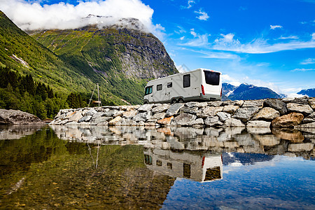 家庭度假旅行RV,假日旅行汽车之家,商队汽车度假美丽的自然挪威自然景观图片