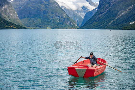 女人船上钓鱼美丽的自然挪威自然景观洛瓦尼特湖洛达尔山谷图片