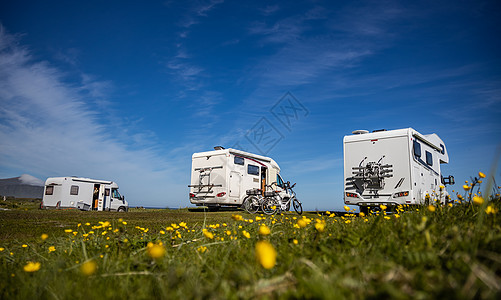 家庭度假旅行RV,假日旅行汽车之家,商队汽车度假美丽的自然挪威自然景观图片