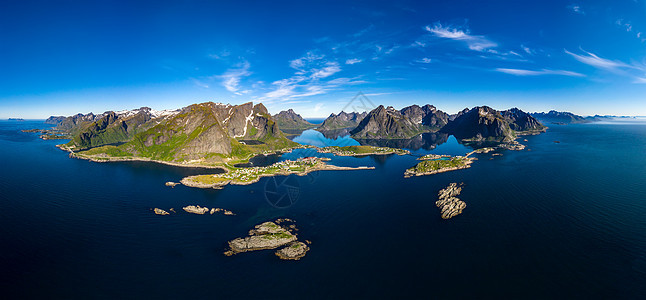 全景掠夺者挪威诺德兰县的个群岛以独特的风景而闻名,有戏剧性的山脉山峰,开阔的大海庇护的海湾,海滩未触及的土地图片