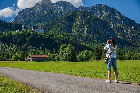 女游客拍照纽什万斯坦城堡巴伐利亚阿尔卑斯山德国图片