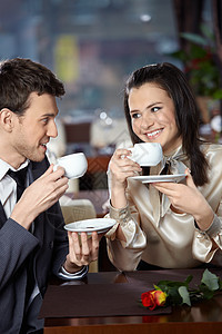 幸福的微笑夫妇咖啡馆,手里着杯子图片