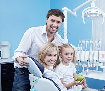 微笑的家人牙科办公室图片