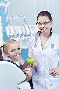牙医给了孩子个绿色的苹果图片