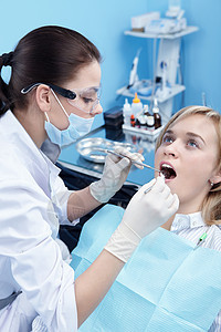 牙医检查病人图片