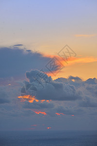 希腊莱夫卡达岛上空云层中的日落图片