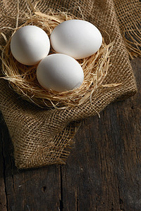 健康的白色农场新鲜鸡蛋巢图片