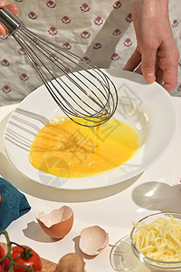 打生鸡蛋准备煎蛋卷图片