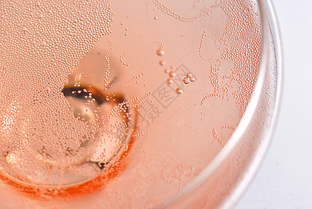 粉红色玫瑰香槟杯有气泡图片