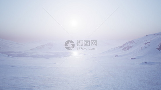 南极雪山冰冷海岸的空中景观图片