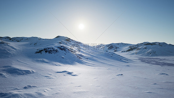 南极雪山冰冷海岸的空中景观图片