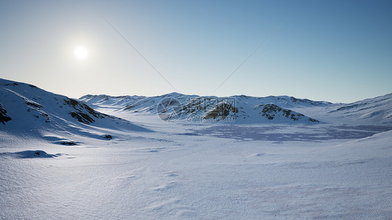 南极雪山冰冷海岸的空中景观图片