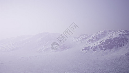 南极雪山冰冷海岸的空中景观图片