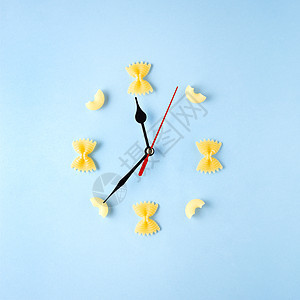 创意,静物,食物,饮食,健康照片,生意大利面的形状,时钟与手蓝色背景图片