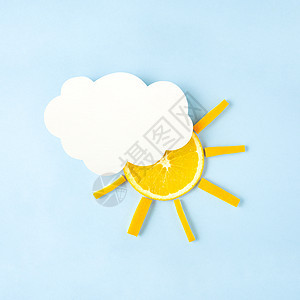 创意,静物食品,饮食健康照片,橙色生片形状的太阳与云制成的蓝色背景纸图片
