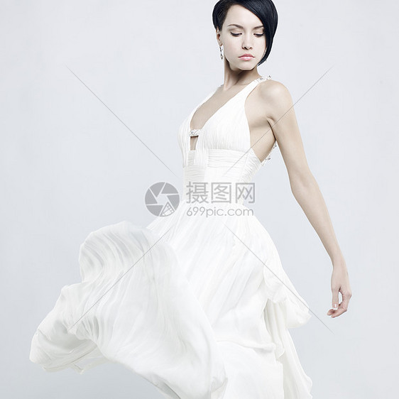 时尚的照片,美丽的年轻女士穿着滚滚的白色连衣裙图片