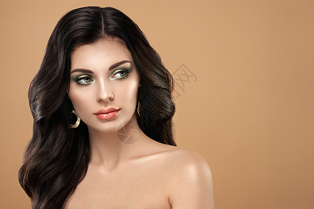 长卷发的漂亮女人化妆发型完美的女孩模特黑发,完美健康的黑发时尚照片图片