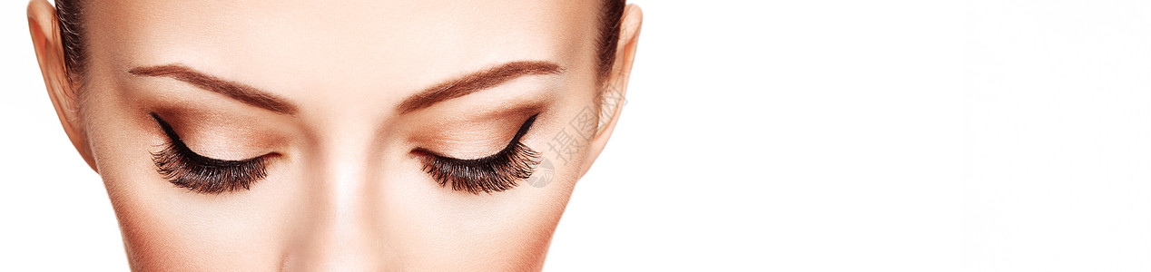 女性眼睛有极长的假睫毛背景图片