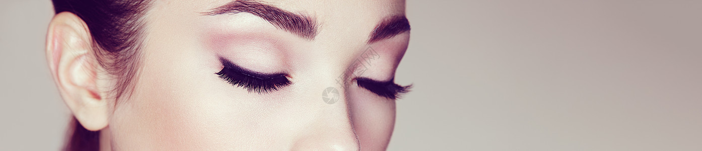 女性眼睛有极长的假睫毛睫毛扩展化妆,化妆品,美容,背景图片