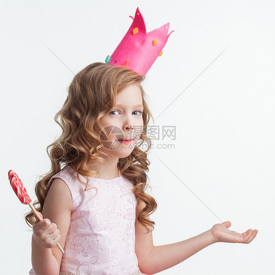 美丽的小糖果公主女孩戴着大棒糖,双手举空中说,为什么,知道,所以什么孤立白色的背景上困惑的糖果公主图片