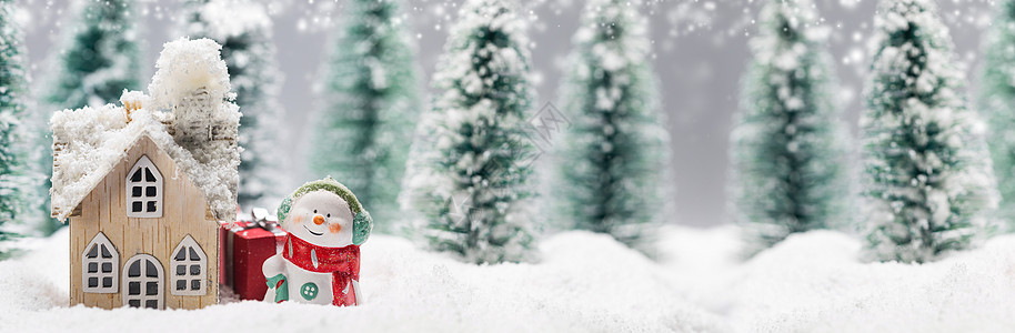 小装饰雪人与礼物附近的木屋冷杉森林下雪冬天的雪人房子图片
