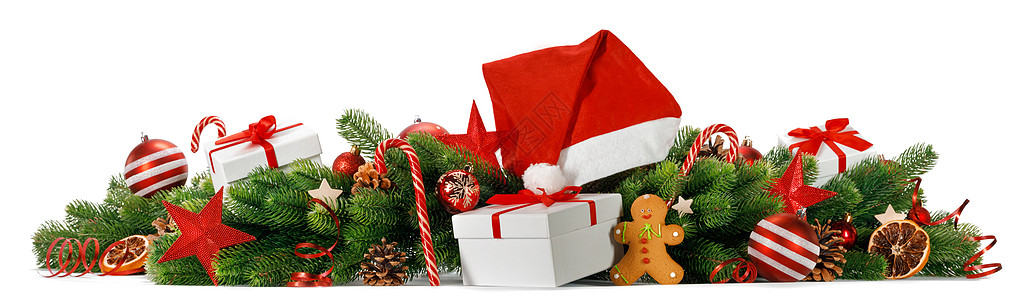 圣诞贺卡创意与绿色冷杉树,礼物,红色圣诞老人帽子,装饰球鲍布尔斯,松果,糖果罐姜饼饼干工作室隔离白色背景圣诞贺卡快乐图片