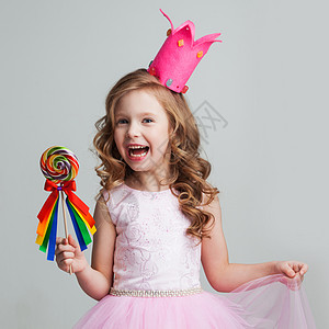 美丽的糖果公主女孩皇冠上着大棒棒糖微笑戴皇冠的女孩着棒棒糖图片