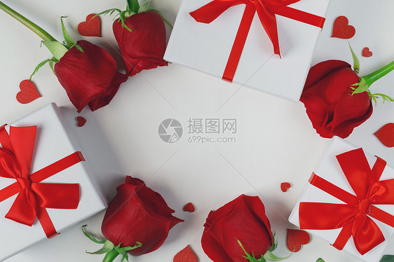 红玫瑰花礼物红心构图白色背景上,顶部有情人节,生日,婚礼,母亲节红玫瑰心卡图片