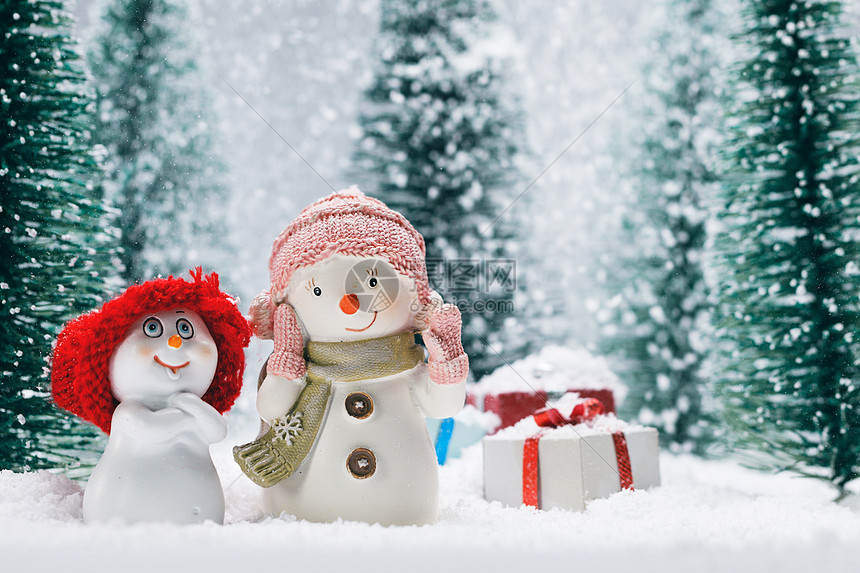 两个小可爱的雪人朋友下雪的森林里带着礼物雪人礼物图片