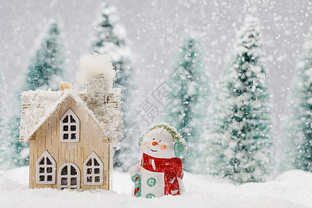 雪下杉林木屋附近的小装饰雪人冬天的雪人房子图片