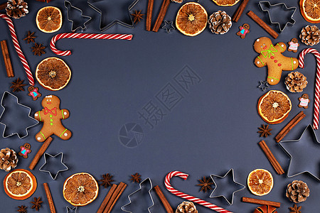 圣诞平躺背景与传统姜饼饼干干橙色肉桂蓝色,为文本蓝色背景的圣诞食品图片
