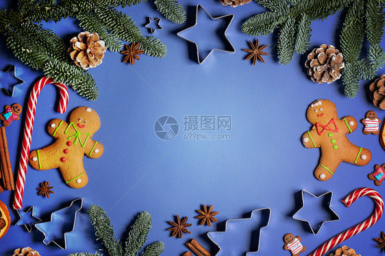 圣诞平躺背景与传统姜饼饼干干橙色肉桂蓝色,为文本木制背景上的圣诞食品图片