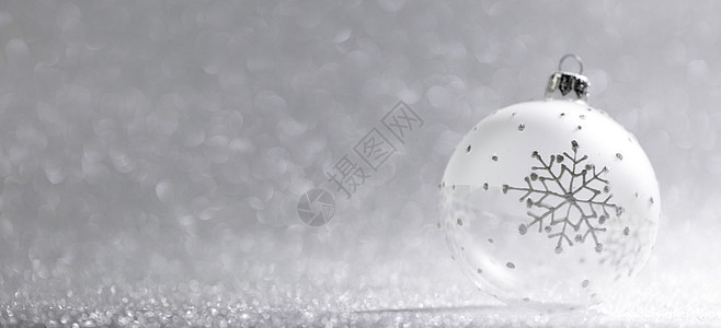 圣诞波布尔球与雪花的银色闪光波基背景银色背景上的圣诞球图片