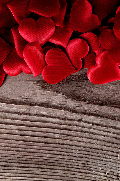 情人节许多红丝心木制背景上,爱的情人节的心背景图片
