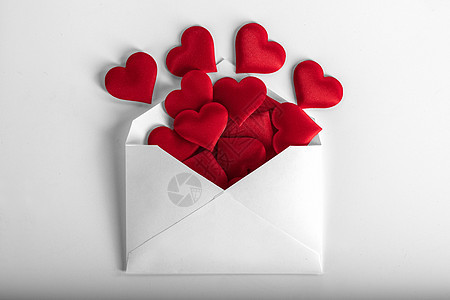 情人节情书,红心纸的信封白色的背景上散布情人节情书图片