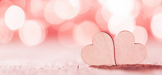 两颗手工制作的木心美丽的粉红色波克背景上复古风格爱情人节的两颗心博凯的背景下图片