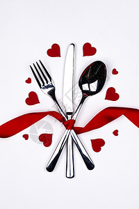 餐具套丝带心系白色背景情人节晚餐餐具心图片