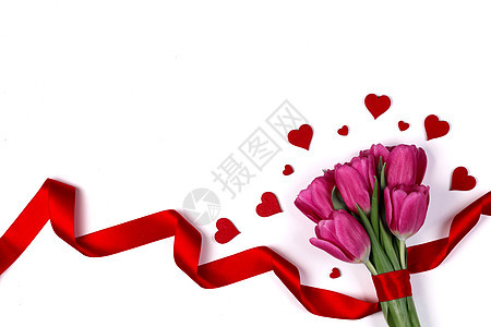 情人节的心粉红色郁金香花隔离白色的背景上郁金香花心白色图片