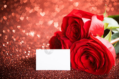三朵美丽的红色玫瑰空白卡闪闪发光的背景与博克心红色玫瑰空白卡图片