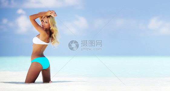 穿着比基尼的美女马尔代夫的热带海滩上放松海滩上穿比基尼的女人图片
