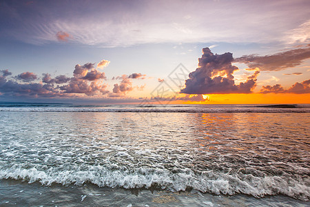 令人惊叹的日落巴厘岛双六海滩冲浪波五颜六色的云巴厘岛海滩令人惊叹的日落图片