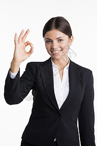 自信的年轻微笑的女商人白色背景上出OK标志女商人OK标志图片