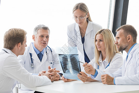 专家团队医生检查医院办公会议的X光报告专家医生团队x射线图片