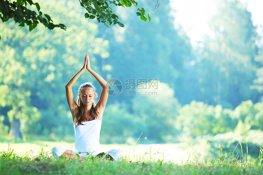 ‘~瑜伽表妹穿着白色的绿色公园草地上的莲花阿莎娜姿势公园里的瑜伽表妹  ~’ 的图片