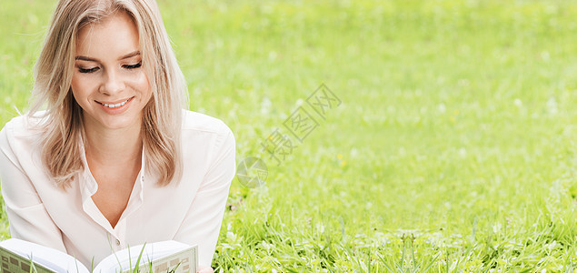 年轻漂亮的女人躺绿色的草地上看书,春天的考试,课文的女人躺草地上看书图片